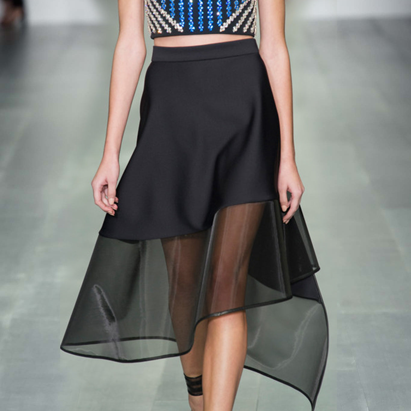 Black half-length irregular gauze skirt